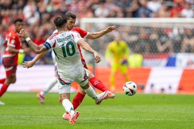GER, EURO 2024, Group A, Ungarn (HUN) vs Schweiz (SUI) 15.06.2024, Cologne Stadium, Koeln, GER, EURO 2024, Group A, Ungarn (HUN) vs Schweiz (SUI) Im Bild: Remo Freuler (Schweiz SUI, 08) setzt sich gegen Dominik Szoboszlai (Ungarn HUN, 10) durch im Zweikampf, Duell, Dynamik, Aktion, Action, Spielszene; Ball am Fuss; Einzelaktion, Ganzkörper Ganzkoerper; Freisteller, Einzelbild, Aktion, Action, Spielszene;