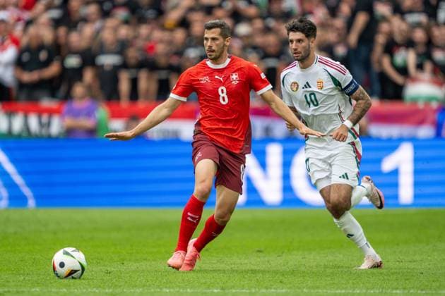 GER, EURO 2024, Group A, Ungarn (HUN) vs Schweiz (SUI) 15.06.2024, Cologne Stadium, Koeln, GER, EURO 2024, Group A, Ungarn (HUN) vs Schweiz (SUI) Im Bild: Remo Freuler (Schweiz SUI, 08) Ball am Fuss; Einzelaktion, Ganzkörper Ganzkoerper; Freisteller, Einzelbild, Aktion, Action, Spielszene; vor Dominik Szoboszlai (Ungarn HUN, 10)
