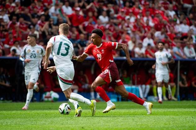 Dan Ndoye (Schweiz, 19) im Zweikampf mit Andras Schaefer (Ungarn, 13), GER, Hungary (HUN) vs Switzerland (SUI), Fussball Europameisterschaft, UEFA EURO, EM, Europameisterschaft,Fussball 2024, Gruppe A, 1. Spieltag, 15.06.2024 GER, Hungary (HUN) vs Switzerland (SUI), Fussball Europameisterschaft, UEFA EURO 2024, Gruppe A, 1. Spieltag, 15.06.2024 Koeln Copyright: xEibner-Pressefoto Memmlerx EP_MMR