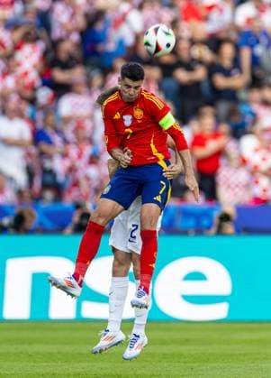 Football - UEFA EURO, EM, Europameisterschaft,Fussball 2024 - Group B - Spain v Croatia BERLIN, GERMANY - Saturday, June 15, 2024: Spain s captain Ãlvaro Morata wins a header during the UEFA Euro 2024 Group B match between Spain and Croatia at the Olympiastadion. (Photo by David Rawcliffe Propaganda) BERLIN Olympiastadion BERLIN GERMANY  Copyright: xDavidxRawcliffex P2024-06-15-Spain_Croatia-32
