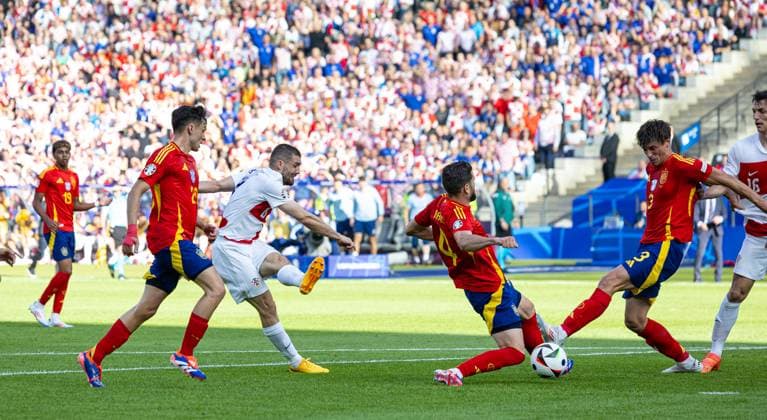 Football - UEFA EURO, EM, Europameisterschaft,Fussball 2024 - Group B - Spain v Croatia BERLIN, GERMANY - Saturday, June 15, 2024: Mateo KovaÄiÄ‡ shoots during the UEFA Euro 2024 Group B match between Spain and Croatia at the Olympiastadion. (Photo by David Rawcliffe Propaganda) BERLIN Olympiastadion BERLIN GERMANY  Copyright: xDavidxRawcliffex P2024-06-15-Spain_Croatia-46