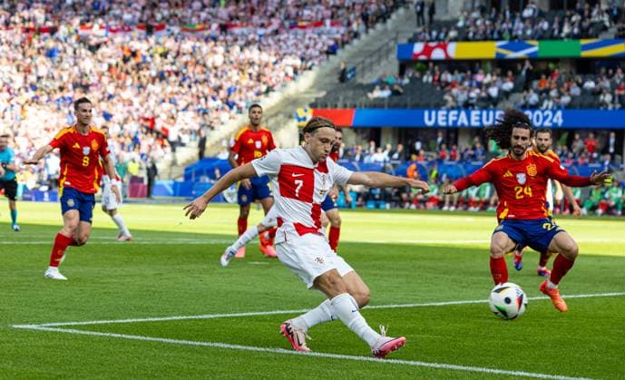 Football - UEFA EURO, EM, Europameisterschaft,Fussball 2024 - Group B - Spain v Croatia BERLIN, GERMANY - Saturday, June 15, 2024: Croatia s Lovro Majer shoots wide during the UEFA Euro 2024 Group B match between Spain and Croatia at the Olympiastadion. (Photo by David Rawcliffe Propaganda) BERLIN Olympiastadion BERLIN GERMANY  Copyright: xDavidxRawcliffex P2024-06-15-Spain_Croatia-47