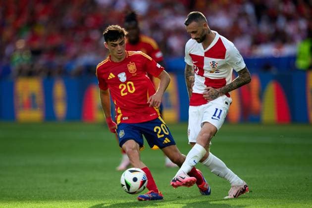 Pedri (Spanien Nationalmannschaft Euro 2024, 20), Marcelo Brozovic (Kroatien Nationalmannschaft Euro 2024, 11), GER, UEFA EURO, EM, Europameisterschaft,Fussball 2024, Fussball Herren, UEFA EM 2024 Matchtag 1, Gruppe B, Spanien vs. Kroatien, 15.06.2024. GER, UEFA Euro 2024, Fussball Herren, UEFA EM 2024 Matchtag 1, Gruppe B, Spanien vs. Kroatien, 15.06.2024. Berlin Copyright: xEibner-Pressefotox xClaudiusxRauchx EP_CRH