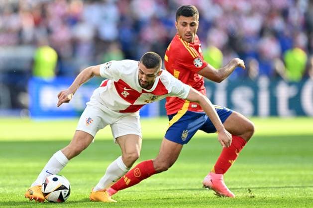150624 KAI SCHWOERER Mateo Kovacic of Croatia controls the ball against Rodri of Spain during the UEFA EURO, EM, Europameisterschaft,Fussball 2024 Group B match between Spain and Croatia at Olympiastadion on June 15, 2024 in Berlin, Germany. 150624-CPL-ESPvCRO-009