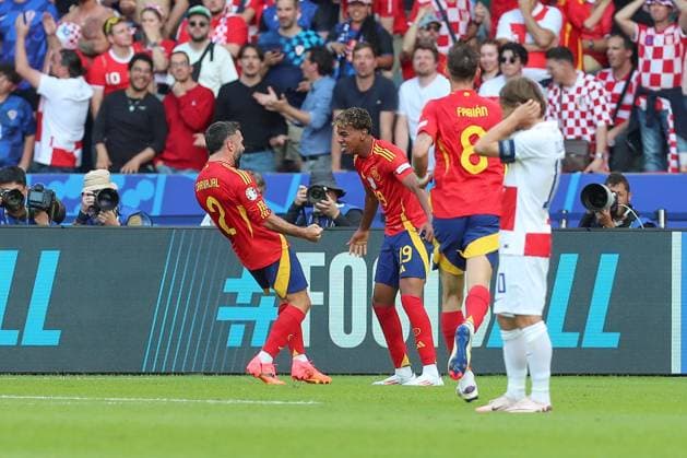 15.06.2024, xtgx, Fussball EM 2024, Spanien - Kroatien emspor, v.l. Jubel nach dem 3:0 durch Daniel Carvajal (Spanien, 2) (DFL DFB REGULATIONS PROHIBIT ANY USE OF PHOTOGRAPHS as IMAGE SEQUENCES and or QUASI-VIDEO) Berlin