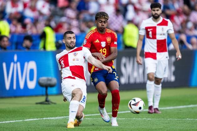 240615 Mateo Kovacic of Croatia and Lamine Yamal of Spain during the UEFA EURO, EM, Europameisterschaft,Fussball 2024 Football Championship match between Spain and Croatia on June 15, 2024 in Berlin. Photo: Mathias Bergeld BILDBYRAN kod MB MB0935 fotboll football soccer fotball fotbolls-em europamästerskap em uefa euro uefa european football championship euro 2024 spanien spain kroatien croatia bbeng Copyright: MATHIASxBERGELD BB240615MB094