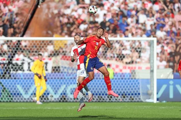 15.06.2024, xtgx, Fussball EM 2024, Spanien - Kroatien emspor, v.l. Marcelo Brozovic (Krotaien, 11), Ante Budimir (Krotaien, 16) Zweikampf, Duell, Kampf, tackle (DFL DFB REGULATIONS PROHIBIT ANY USE OF PHOTOGRAPHS as IMAGE SEQUENCES and or QUASI-VIDEO) Berlin