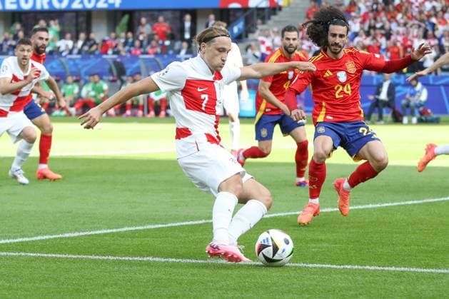 15.06.2024, xtgx, Fussball EM 2024, Spanien - Kroatien emspor, v.l. Lovro Majer (Krotaien, 7) schiesst den Ball aufs Tor, Torschuss, Schuss (DFL DFB REGULATIONS PROHIBIT ANY USE OF PHOTOGRAPHS as IMAGE SEQUENCES and or QUASI-VIDEO) Berlin
