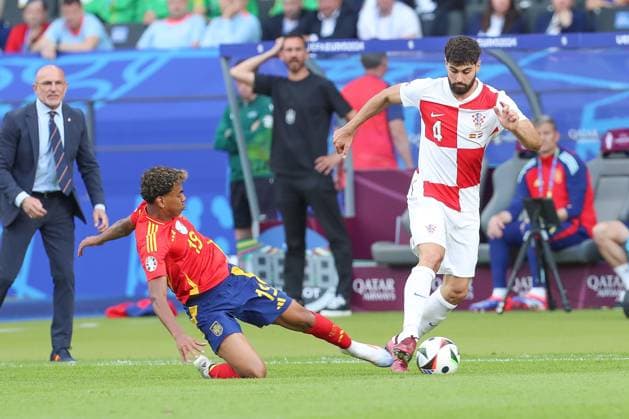 15.06.2024, xtgx, Fussball EM 2024, Spanien - Kroatien emspor, v.l. Lamine Yamal (Spanien, 19), Josko Gvardiol (Krotaien, 4) enttaeuscht, enttäuscht, schaut enttaeuscht, niedergeschlagen, disappointed (DFL DFB REGULATIONS PROHIBIT ANY USE OF PHOTOGRAPHS as IMAGE SEQUENCES and or QUASI-VIDEO) Berlin