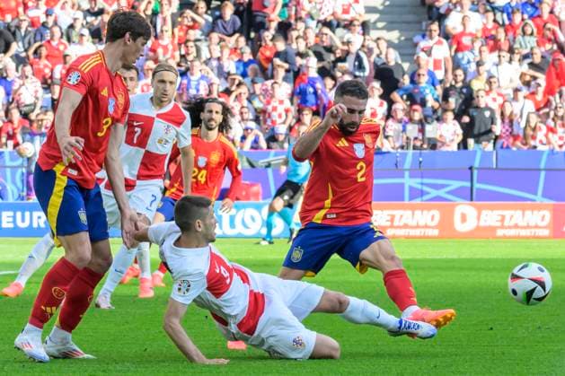 GER, Berlin, Fussball, Spanien vs Kroatien, Gruppe B, Gruppenphase, UEFA EURO, EM, Europameisterschaft,Fussball 2024, MD3, SP1, Olympia - Stadion Berlin, v.l. Robin Le Normand (Spanien), Lovro Majer (Kroatien), Andrej Kramaric (Kroatien), Dani Carvajal (Spanien), Zweikampf, Action, Kampf, kaempft um den Ball, 15.06. 2024, Copyright: HMBxMedia UwexKoch