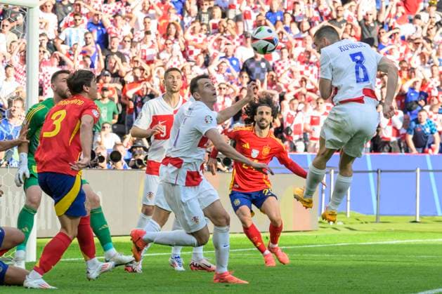 GER, Berlin, Fussball, Spanien vs Kroatien, Gruppe B, Gruppenphase, UEFA EURO, EM, Europameisterschaft,Fussball 2024, MD3, SP1, Olympia - Stadion Berlin, Kopfball versuch aufs Tor der Spanier, Mateo Kovacic (Kroatien), 15.06. 2024, Copyright: HMBxMedia UwexKoch