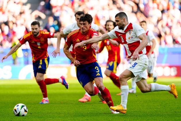 Mateo Kovacic of Croatia (R) under pressure from Robin Le Normand of Spain (L) Spain v Croatia, UEFA European Championship, EM, Europameisterschaft 2024, Group B, Football, Olympiastadion, Berlin, Germany, 15 Jun 2024 EDITORIAL USE ONLY No use with unauthorised audio, video, data, fixture lists, club league logos or live services. Online in-match use limited to 120 images, no video emulation. No use in betting, games or single club league player publications. Copyright: xDavexShopland Shutterstockx 14539285bz
