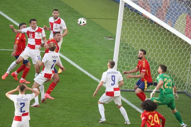 Berlin, Deutschland, 15.06.2024: Olympiastadion: Fußball-EM 2024, Gruppe B, Spanien - Kroatien: Spielszene vor dem Tor der Spanier in der 61. Minute, Torwart Unai Simón reagiert Copyright: xdtsxNachrichtenagenturx dts_40310