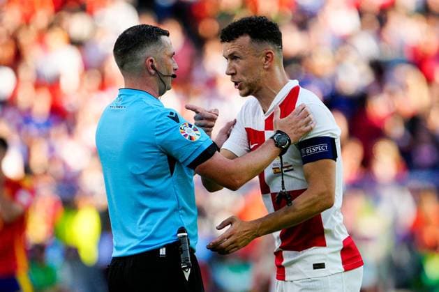 Sport Bilder des Tages Referee Michael Oliver disallows the goal of Bruno Petkovic of Croatia after Ivan Perisic of Croatia is accused on encroachment during the penalty Spain v Croatia, UEFA European Championship, EM, Europameisterschaft 2024, Group B, Football, Olympiastadion, Berlin, Germany, 15 Jun 2024 EDITORIAL USE ONLY No use with unauthorised audio, video, data, fixture lists, club league logos or live services. Online in-match use limited to 120 images, no video emulation. No use in betting, games or single club league player publications. Copyright: xDavexShopland Shutterstockx 14539285cf