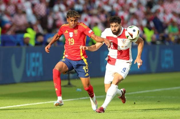 15.06.2024, xtgx, Fussball EM 2024, Spanien - Kroatien emspor, v.l. Lamine Yamal (Spanien, 19), Josko Gvardiol (Krotaien, 4) Zweikampf, Duell, Kampf, tackle (DFL DFB REGULATIONS PROHIBIT ANY USE OF PHOTOGRAPHS as IMAGE SEQUENCES and or QUASI-VIDEO) Berlin