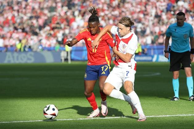 15.06.2024, xtgx, Fussball EM 2024, Spanien - Kroatien emspor, v.l. Nico Williams (Spanien, 17), Lovro Majer (Krotaien, 7) Zweikampf, Duell, Kampf, tackle (DFL DFB REGULATIONS PROHIBIT ANY USE OF PHOTOGRAPHS as IMAGE SEQUENCES and or QUASI-VIDEO) Berlin