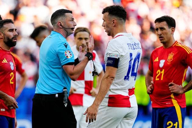 Croatia players are unhappy with Referee Michael Oliver after Rodri of Spain seemingly gets lucky after receiving a yellow card for a challenge on Bruno Petkovic of Croatia in the penalty area Spain v Croatia, UEFA European Championship, EM, Europameisterschaft 2024, Group B, Football, Olympiastadion, Berlin, Germany, 15 Jun 2024 EDITORIAL USE ONLY No use with unauthorised audio, video, data, fixture lists, club league logos or live services. Online in-match use limited to 120 images, no video emulation. No use in betting, games or single club league player publications. Copyright: xDavexShopland Shutterstockx 14539285da