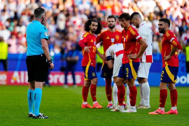 Referee Michael Oliver checks with VAR over the penalty incident Spain v Croatia, UEFA European Championship, EM, Europameisterschaft 2024, Group B, Football, Olympiastadion, Berlin, Germany, 15 Jun 2024 EDITORIAL USE ONLY No use with unauthorised audio, video, data, fixture lists, club league logos or live services. Online in-match use limited to 120 images, no video emulation. No use in betting, games or single club league player publications. Copyright: xDavexShopland Shutterstockx 14539285db