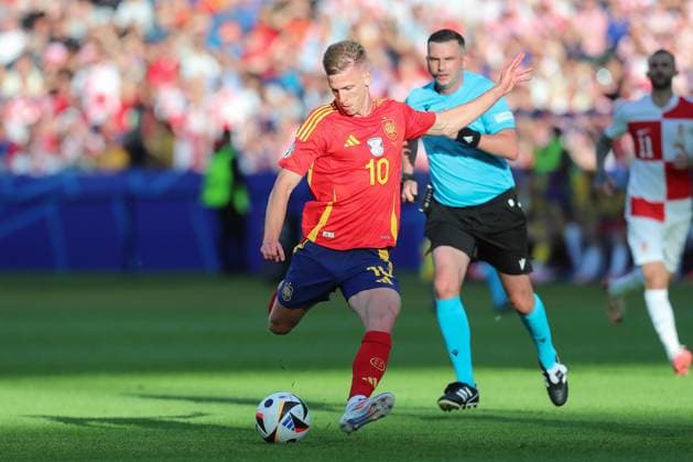 15.06.2024, xtgx, Fussball EM 2024, Spanien - Kroatien emspor, v.l. Dani Olmo (Spanien, 10) am Ball, plays the ball (DFL DFB REGULATIONS PROHIBIT ANY USE OF PHOTOGRAPHS as IMAGE SEQUENCES and or QUASI-VIDEO) Berlin