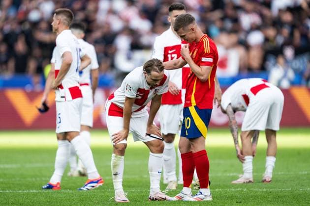 240615 Daniel Olmo of Spain consoles Lovro Majer of Croatia after the UEFA EURO, EM, Europameisterschaft,Fussball 2024 Football Championship match between Spain and Croatia on June 15, 2024 in Berlin. Photo: Mathias Bergeld BILDBYRAN kod MB MB0935 fotboll football soccer fotball fotbolls-em europamästerskap em uefa euro uefa european football championship euro 2024 spanien spain kroatien croatia bbeng Copyright: MATHIASxBERGELD BB240615MB116