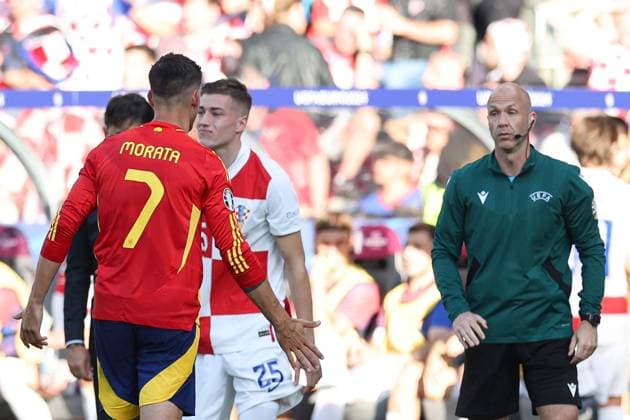 Ãlvaro Morata of Spain (L) and Fourth Official Anthony Taylor (R) Spain v Croatia, UEFA European Championship, EM, Europameisterschaft 2024, Group B, Football, Olympiastadion, Berlin, Germany, 15 Jun 2024 EDITORIAL USE ONLY No use with unauthorised audio, video, data, fixture lists, club league logos or live services. Online in-match use limited to 120 images, no video emulation. No use in betting, games or single club league player publications. Copyright: xMattxWest Shutterstockx 14539284bc