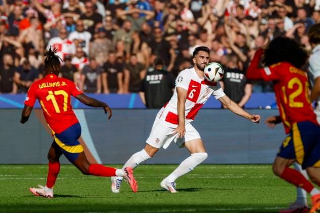 Spain s forward Nico Williams (L) in action against Josip Sutalo (C) of Croatia during the EURO 2024 group B soccer match between Spain and Croatia at the Olympiastadion Berlin in Berlin, Germany, 15 June 2024. Spain vs. Croatia !ACHTUNG: NUR REDAKTIONELLE NUTZUNG!  Copyright: xJ.J.xGuillenx GRAF1488 20240615-55013882630_1