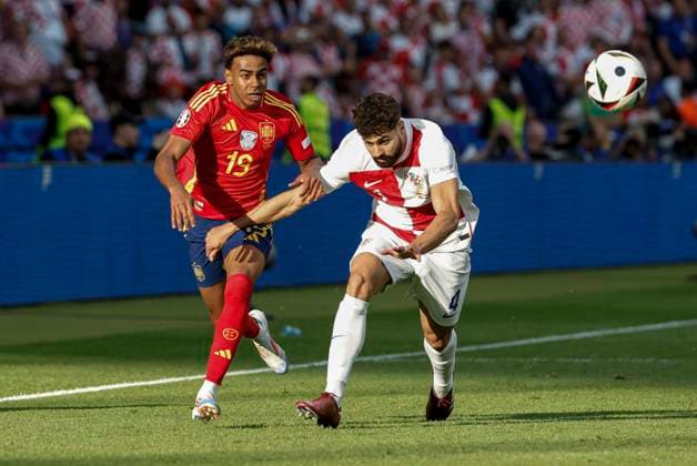 Spain s forward Nico Williams (L) in action against Josko Gvardiol (R) of Croatia during the EURO 2024 group B soccer match between Spain and Croatia at the Olympiastadion Berlin in Berlin, Germany, 15 June 2024. Spain vs. Croatia !ACHTUNG: NUR REDAKTIONELLE NUTZUNG!  Copyright: xJ.J.xGuillenx GRAF1545 20240615-55013882652_1