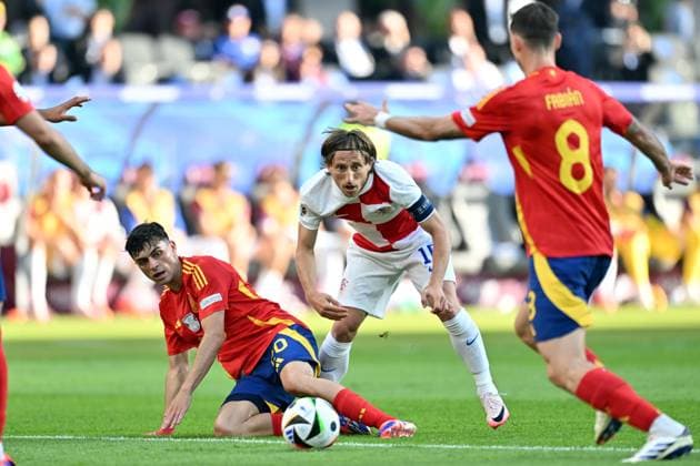 150624 KAI SCHWOERER Pedri of Spain controls the ball against Luka Modric of Croatia during the UEFA EURO, EM, Europameisterschaft,Fussball 2024 Group B match between Spain and Croatia at Olympiastadion on June 15, 2024 in Berlin, Germany. 150624-CPL-ESPvCRO-016