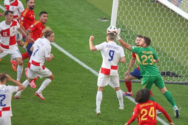 Berlin, Deutschland, 15.06.2024: Olympiastadion: Fußball-EM 2024, Gruppe B, Spanien - Kroatien: Spielszene vor dem Tor der Spanier in der 61. Minute, Torwart Unai Simón reagiert Copyright: xdtsxNachrichtenagenturx dts_40312