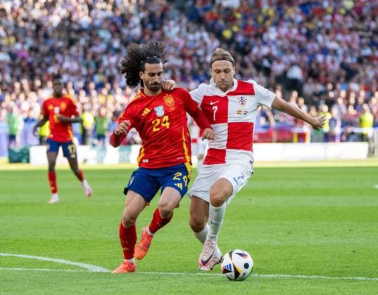 Fussball, Herren, Saison 2023 24, UEFA EURO, EM, Europameisterschaft,Fussball 20204, Gruppe B (1. Spieltag) in Berlin, Spanien - Kroatien, v. l. Marc Cucurella (Spanien), Lovro Majer (Kroatien), 15.06. 2024, Copyright: xMatthiasxKochx