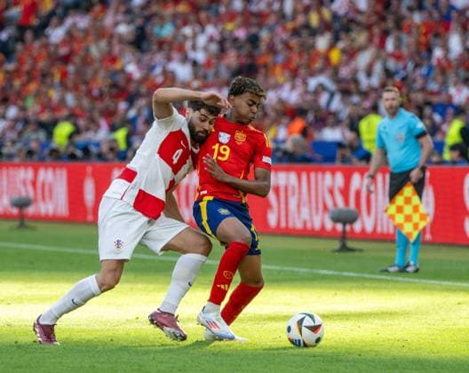 Fussball, Herren, Saison 2023 24, UEFA EURO, EM, Europameisterschaft,Fussball 20204, Gruppe B (1. Spieltag) in Berlin, Spanien - Kroatien, v. l. Josko Gvardiol (Kroatien), Lamine Yamal (Spanien), 15.06. 2024, Copyright: xMatthiasxKochx