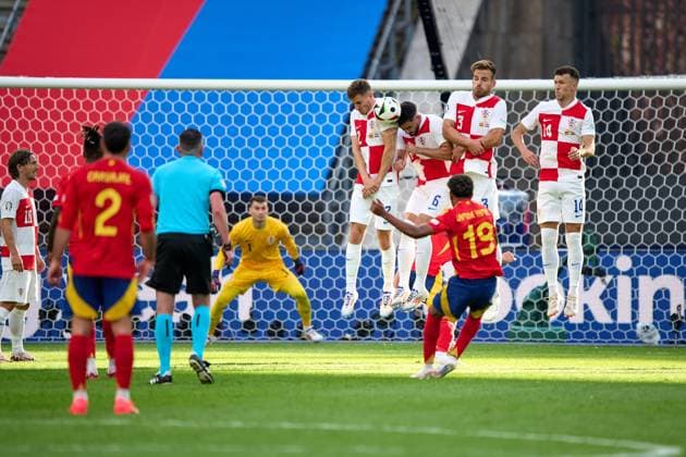 Lamine Yamal (Spanien Nationalmannschaft Euro 2024, 19), Freistoss, Mauer, Kopfball, Josip Sutalo (Kroatien Nationalmannschaft Euro 2024, 06), GER, UEFA EURO, EM, Europameisterschaft,Fussball 2024, Fussball Herren, UEFA EM 2024 Matchtag 1, Gruppe B, Spanien vs. Kroatien, 15.06.2024. GER, UEFA Euro 2024, Fussball Herren, UEFA EM 2024 Matchtag 1, Gruppe B, Spanien vs. Kroatien, 15.06.2024. Berlin Copyright: xEibner-Pressefotox xClaudiusxRauchx EP_CRH