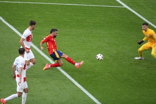 Berlin, Deutschland, 15.06.2024: Olympiastadion: Fußball-EM 2024, Gruppe B, Spanien - Kroatien: Dani Carvajal (2, Spanien), Torschütze zum 3:0 in der 45.+2 Minute vor dem kroatischen Torwart Dominik Livakovic (1) Copyright: xdtsxNachrichtenagenturx dts_40313
