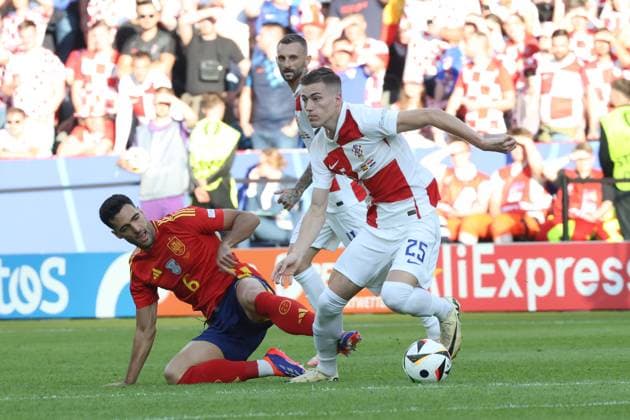 DEU, GER, Euro-2024, Group B, ESP vs. CRO, 15.06.2024, Berliner Olympiastadion, Berlin, DEU, GER, Euro-2024, Group B, ESP vs. CRO, im Bild Mikel Merino (Spanien 6), Luka Sucic (Kroatien 25) Foto: Juergen Engler nordphoto GmbH
