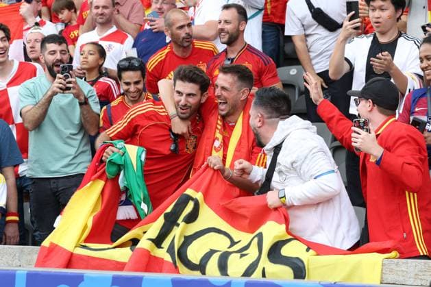 DEU, GER, Euro-2024, Group B, ESP vs. CRO, 15.06.2024, Berliner Olympiastadion, Berlin, DEU, GER, Euro-2024, Group B, ESP vs. CRO, im Bild Spanienfans mit dem Trikot von Unai Simon (Spanien 23) Foto: Juergen Engler nordphoto GmbH