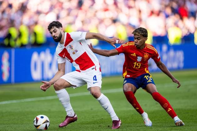 240615 Josko Gvardiol of Croatia and Lamine Yamal of Spain during the UEFA EURO, EM, Europameisterschaft,Fussball 2024 Football Championship match between Spain and Croatia on June 15, 2024 in Berlin. Photo: Mathias Bergeld BILDBYRAN kod MB MB0935 fotboll football soccer fotball fotbolls-em europamästerskap em uefa euro uefa european football championship euro 2024 spanien spain kroatien croatia bbeng Copyright: MATHIASxBERGELD BB240615MB136