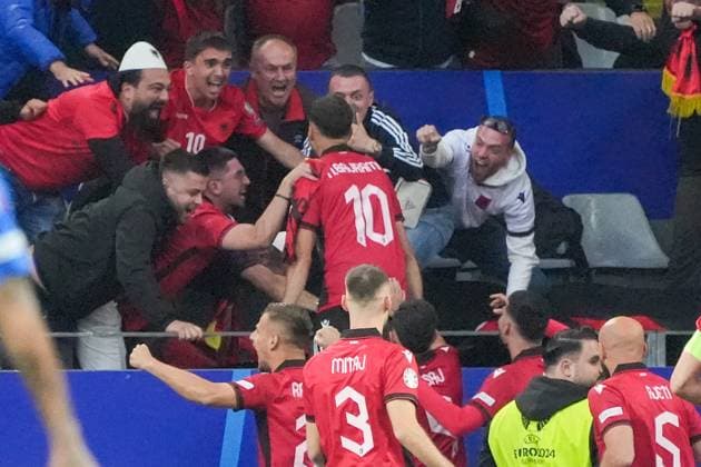 celebrate the goal, Torjubel zum 0:1 Nedim Bajrami (Albanien, Albania, 10) feiert mit den Fans - Dortmund 15.06.2024: Italien vs. Albanien, EURO2024 M4, Gruppe B, EM-Arena Dortmund