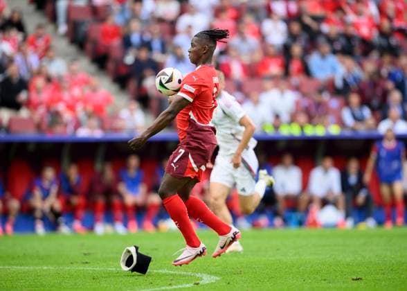 EMBOLO Breel (SUI) Aktion, verliert seine Bandage, vor dem Tor zum 1:3 Vorrunde 1. Spieltag, Gruppe A, Match M02, Ungarn (HUN) - Schweiz (SUI) 1:3, am 15.06.2021 in Koeln Deutschland. Fussball Europameisterschaft 2024 vom 14.06. - 14.07.2024 in Deutschland. Â