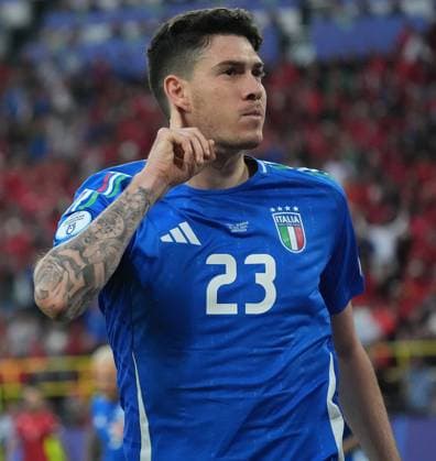 15.06.2024, Signal-Iduna Park, Dortmund, GER, EM UEFA 2024, Group B, Italy vs Albania, im Bild Italy™s defender 23 Alessandro Bastoni freut sich über das Tor zum 1:1. Defodi-506_20240615_hbr_0458
