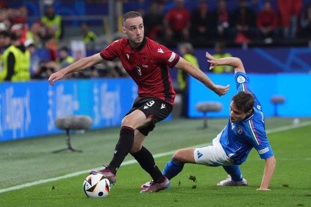 Mario Mitaj (Albanien, Albania, 03) setzt sich durch - Dortmund 15.06.2024: Italien vs. Albanien, EURO2024 M4, Gruppe B, EM-Arena Dortmund
