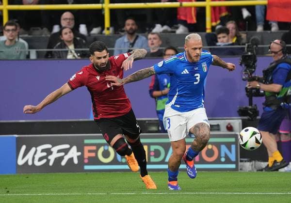 15.06.2024, Signal-Iduna Park, Dortmund, GER, EM UEFA 2024, Group B, Italy vs Albania, im Bild Albania s defender 04 Elseid Hisaj, Italy™s defender 03 Federico Dimarco Defodi-506_20240615_hbr_0645