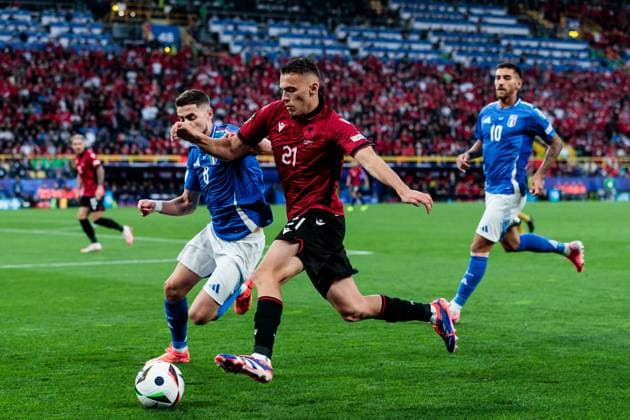UEFA EURO, EM, Europameisterschaft,Fussball 2024: Gruppenspiel Italien - Albanien; 15.06.2024 Zweikampf Jorge Luiz Frello Filho Jorginho (Italien, 8), Kristjan Asllani (Albanien, 21) UEFA EURO 2024: Gruppenspiel Italien - Albanien; BVB Stadion Dortmund, Dortmund am 15.06.2024 Copyright: xBEAUTIFULxSPORTS Meuselx
