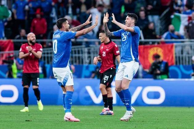 UEFA EURO, EM, Europameisterschaft,Fussball 2024: Gruppenspiel Italien - Albanien; 15.06.2024 Jubel zum 1:1 durch Alessandro Bastoni (Italien, 23) Lorenzo Pellegrini (Italien, 10) und Alessandro Bastoni (Italien, 23) klatschen ab UEFA EURO 2024: Gruppenspiel Italien - Albanien; BVB Stadion Dortmund, Dortmund am 15.06.2024 Copyright: xBEAUTIFULxSPORTS Meuselx