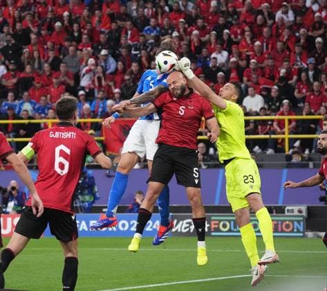 15.06.2024, Signal-Iduna Park, Dortmund, GER, EM UEFA 2024, Group B, Italy vs Albania, im Bild Italy™s defender 05 Riccardo Calafiori, Albania s defender 05 Arlind Ajeti , Albania s goalkeeper 23 Thomas Strakosha Defodi-506_20240615_hbr_0780