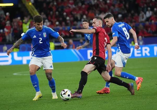 15.06.2024, Signal-Iduna Park, Dortmund, GER, EM UEFA 2024, Group B, Italy vs Albania, im Bild Italy™s defender 02 Giovanni Di Lorenzo, Albania s defender 03 Mario Mitaj, Italy™s midfielder 08 Jorginho Defodi-506_20240615_hbr_0963