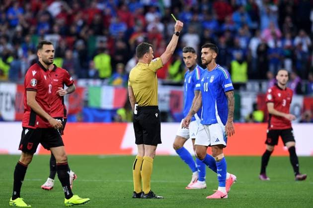 Fußball UEFA EURO, EM, Europameisterschaft,Fussball 2024 Gruppenphase 1. Spieltag Italien - Albanien am 15.06.2024 im BVB Stadion Dortmund in Dortmund Gelb Gelbe Karte für Lorenzo Pellegrini ( Italien ), rechts durch FIFA-Schiedsrichter Felix Zwayer (Deutschland), links