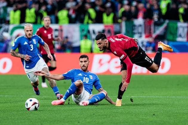 UEFA EURO, EM, Europameisterschaft,Fussball 2024: Gruppenspiel Italien - Albanien; 15.06.2024 Zweikampf Lorenzo Pellegrini (Italien, 10), Armando Broja (Albanien, 11) fliegt UEFA EURO 2024: Gruppenspiel Italien - Albanien; BVB Stadion Dortmund, Dortmund am 15.06.2024 Copyright: xBEAUTIFULxSPORTS Meuselx