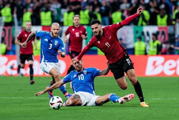 UEFA EURO, EM, Europameisterschaft,Fussball 2024: Gruppenspiel Italien - Albanien; 15.06.2024 Zweikampf Lorenzo Pellegrini (Italien, 10), Armando Broja (Albanien, 11) UEFA EURO 2024: Gruppenspiel Italien - Albanien; BVB Stadion Dortmund, Dortmund am 15.06.2024 Copyright: xBEAUTIFULxSPORTS Meuselx