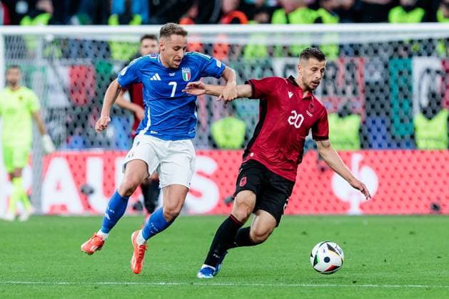UEFA EURO, EM, Europameisterschaft,Fussball 2024: Gruppenspiel Italien - Albanien; 15.06.2024 Zweikampf Davide Frattesi (Italien, 7), Ylber Ramadani (Albanien, 20) UEFA EURO 2024: Gruppenspiel Italien - Albanien; BVB Stadion Dortmund, Dortmund am 15.06.2024 Copyright: xBEAUTIFULxSPORTS Meuselx