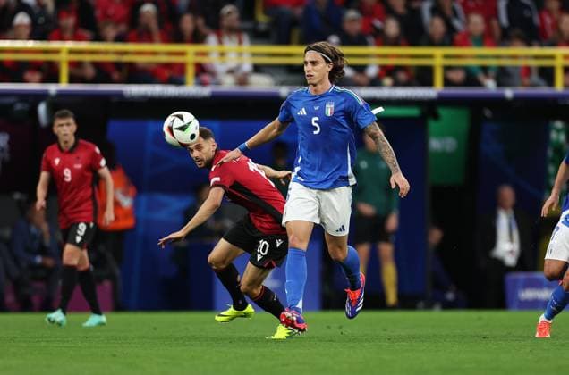 15.06.2024, Fussball Europameisterschaft, UEFA EURO, EM, Europameisterschaft,Fussball 2024, Italien - Albanien, Gruppe B, BVB Stadion Dortmund, v.l., Nedim Bajrami (Albanien), Riccardo Calafiori (Italien) Copyright: HMBxMedia